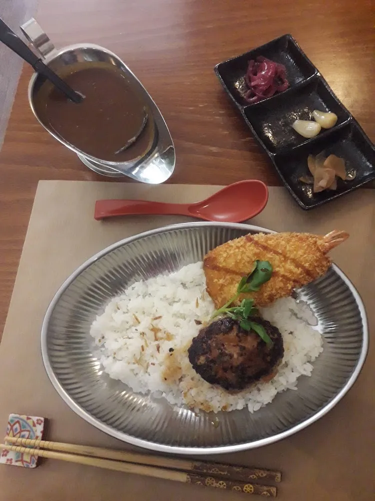Hambugu Japonais Riz-curry Avec EBI Frit